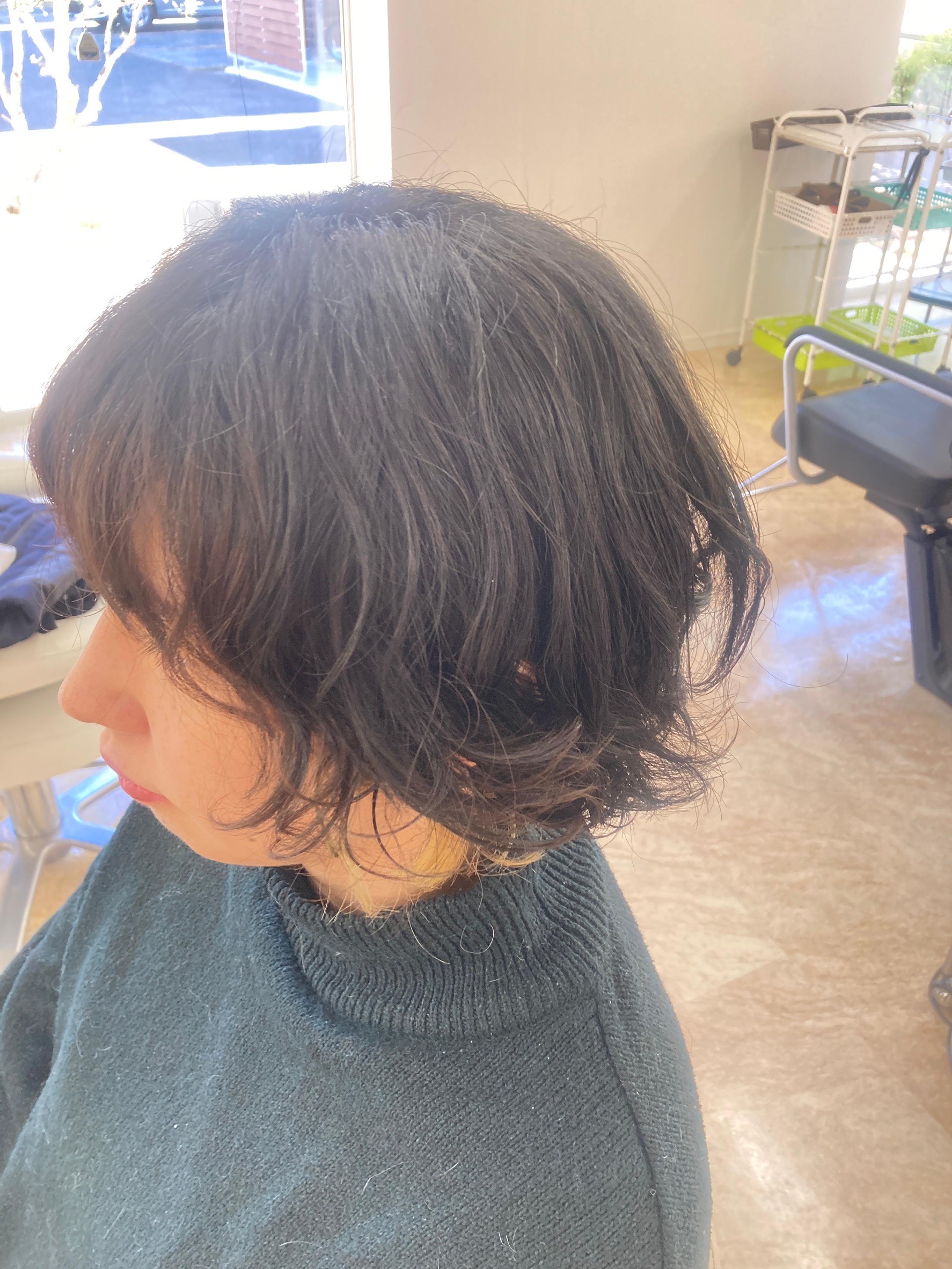 施術後：パーマの動きが整い表面がまとまった状態